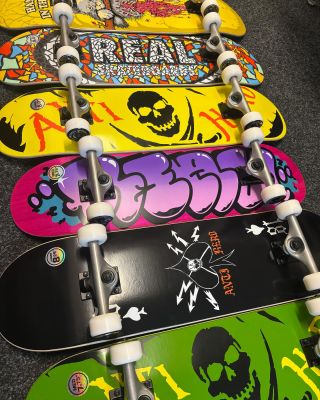 Naskladnili sme pre Vás nové komplety od @realskateboards a @antihero18 ! Je to láska na prvý pohľad! 🤯🫶🏻